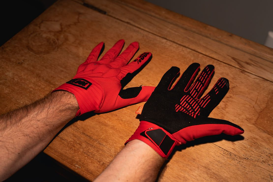 why does dusty baker wear gloves